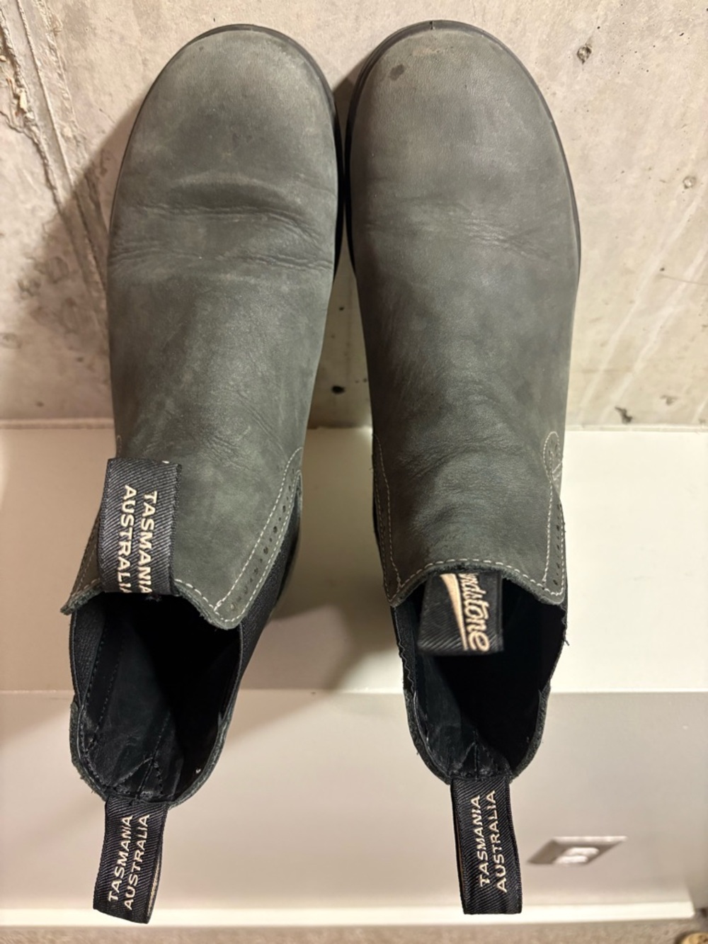 Blundstone-style Slip-On Chelsea Boots in Rustic Black